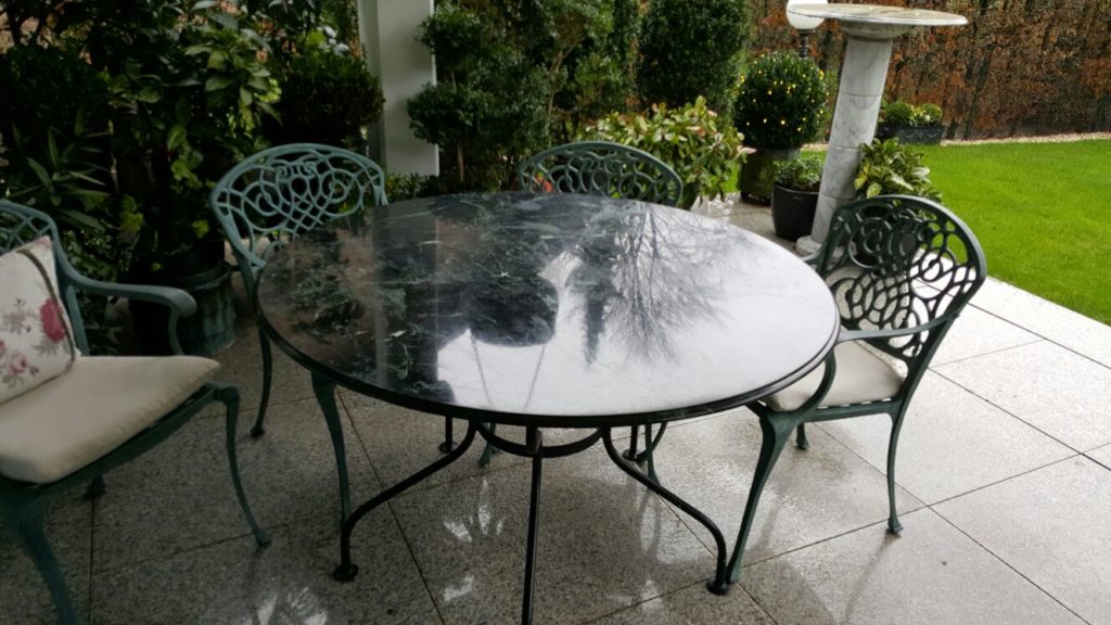 Gartentisch mit Marmorplatte aufbereitet von Naturastone Mönchengladbach