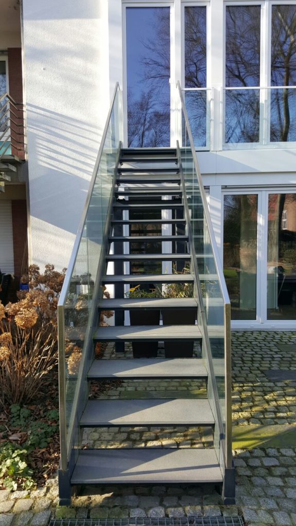 Moderne Treppe mit Natursteinen von Naturastone Kramer Mönchengladbach